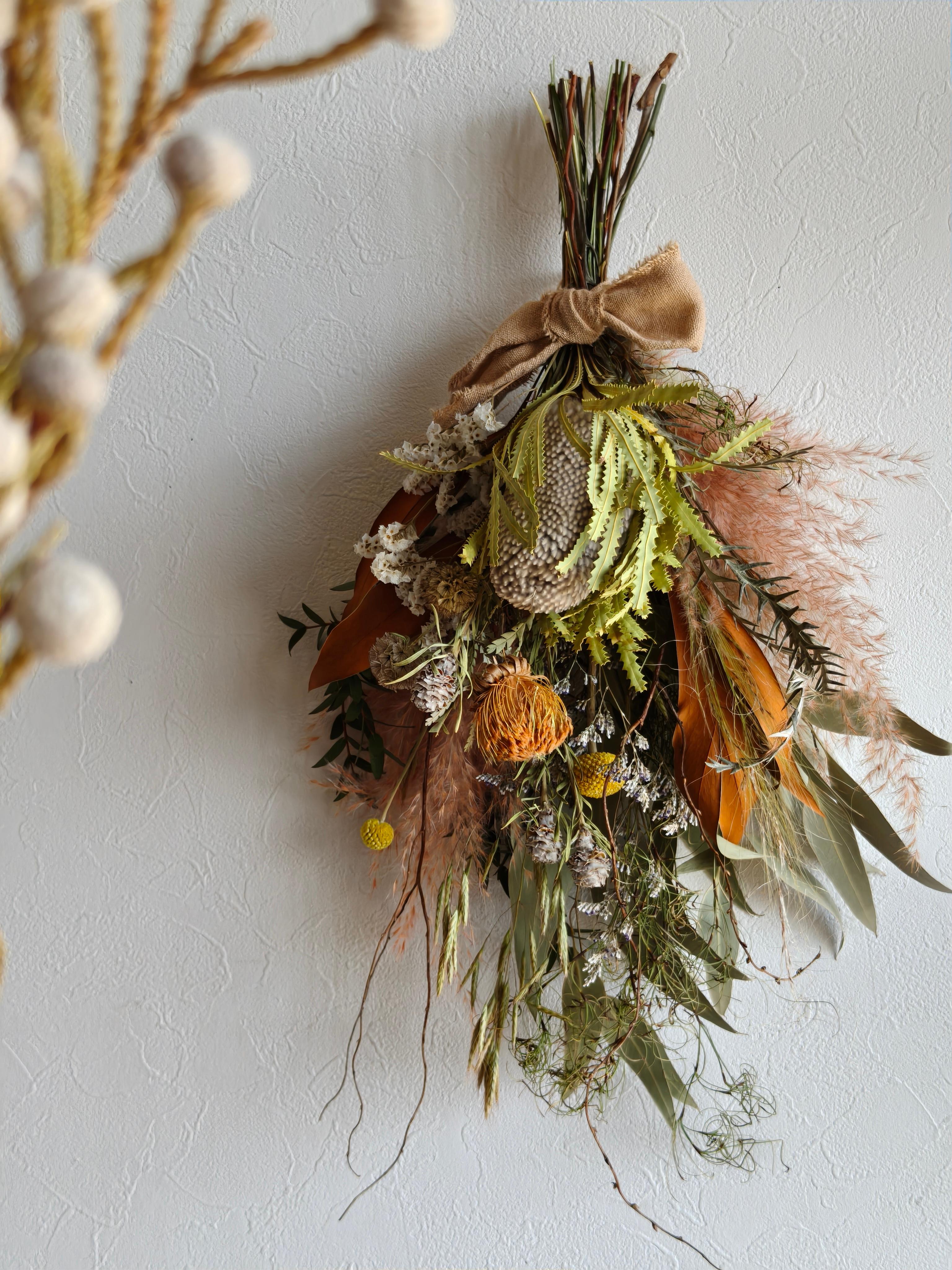 ワイルドフラワーのドライフラワースワッグブーケ　ウェディングブーケ前撮り 和装　インテリア　ユーカリ バンクシア　リース